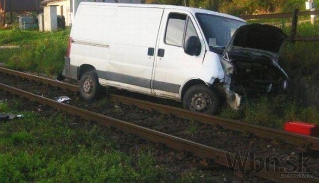 Slováci pred jazdou pili, vodič „zaparkoval“ na koľajniciach