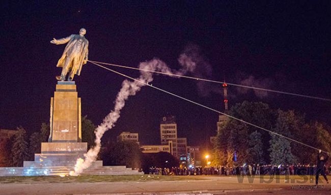 Video: V Charkove zhodili sochu Lenina, dav jasal
