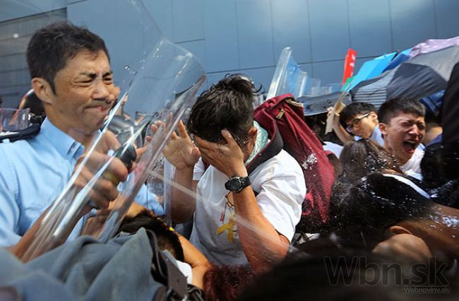 Protesty v Hongkongu silnejú, Peking demonštrantom neustúpi