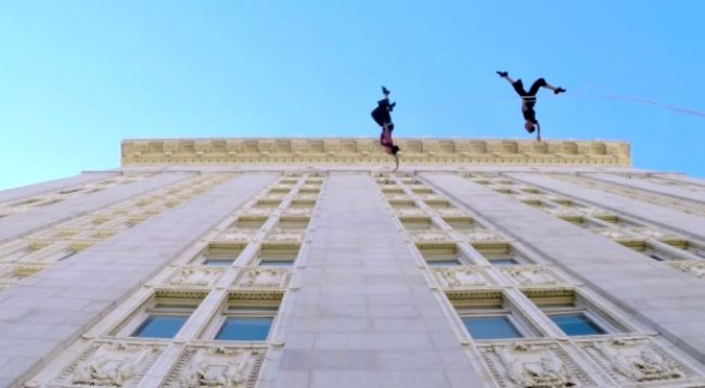 Video: Tanec na stene budovy