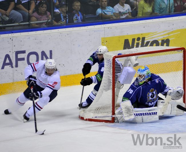 Video: Amur utŕžil v KHL debakel, Haščák sa pobil