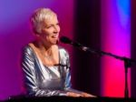 Annie Lennox zverejnila video k piesni Summertime