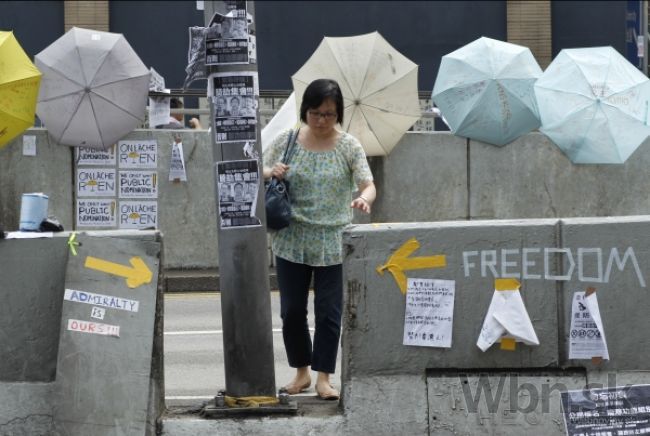 Demonštrantov v Hongkongu ubudlo, ponúkli im rokovania