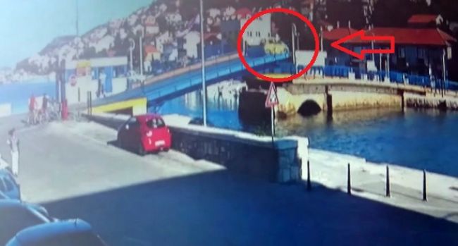Video: Ani zdvihnutý most ju nezastavil