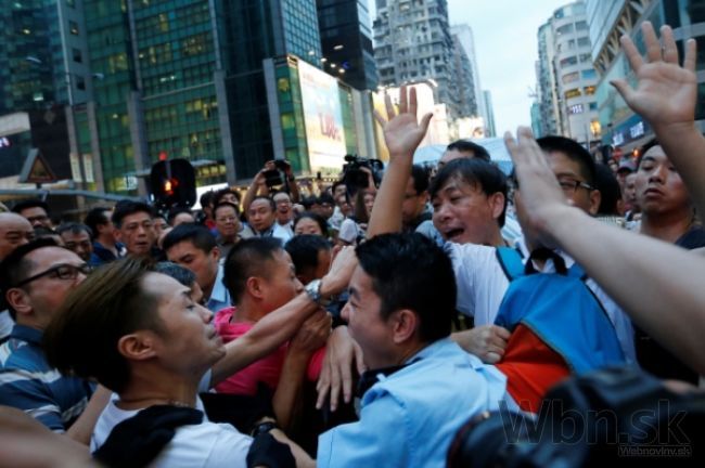 Video: V Hongkongu došlo k potýčkam, polícia zatkla 19 ľudí