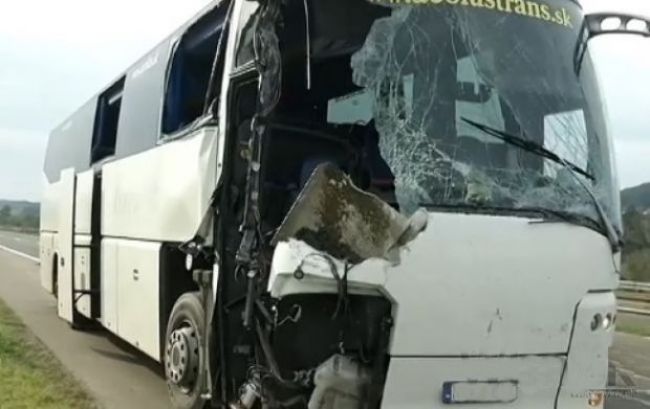 V Srbsku havaroval autobus so Slovákmi, narazil do kamióna