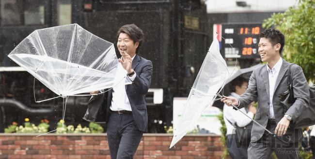 Supertajfún v Japonsku zabránil pátraniu po obetiach sopky