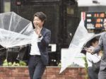 Supertajfún v Japonsku zabránil pátraniu po obetiach sopky