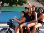 Video: Prostredník na motorke sa neoplatil