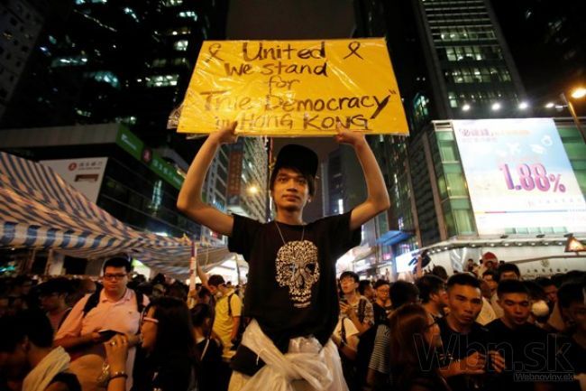 Protesty v Hongkongu ustávajú, ulice neopustili stovky ľudí