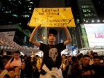 Protesty v Hongkongu ustávajú, ulice neopustili stovky ľudí