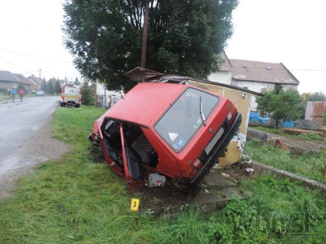 Opitá slečna bez vodičáku zdemolovala autobusovú zastávku