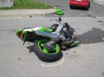 V Bratislave sa ťažko zranil motocyklista po zrážke s autom