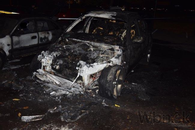Michalovskí hasiči ničili požiar BMW, auto úplne zhorelo