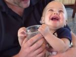 Video: Mamičky odložte fľašky! Poháre sú zábavnejšie
