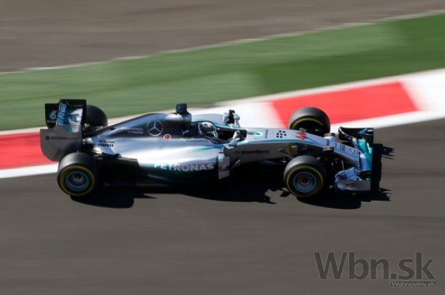 Hamilton vyhral kvalifikáciu v Soči, Rosberg skončil druhý