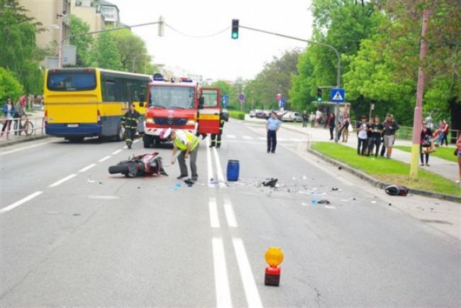 Starenku usmrtil motorkár, obchádzal ju v plnej rýchlosti