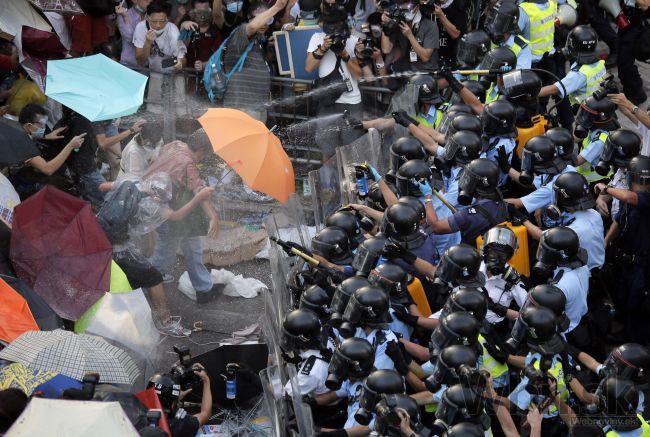 Hongkonských demonštrantov sa pokúsil napadnúť dav odporcov
