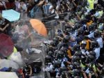 Hongkonských demonštrantov sa pokúsil napadnúť dav odporcov