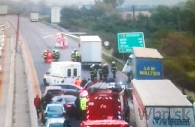 Na D1 sa zrazili kamióny a auto, vodiča museli vyslobodzovať