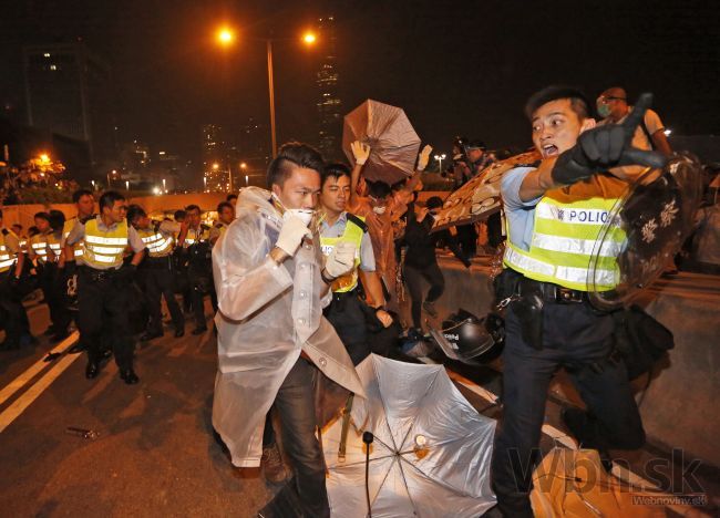 Video: Hongkongská polícia tvrdo zaútočila na demonštrantov