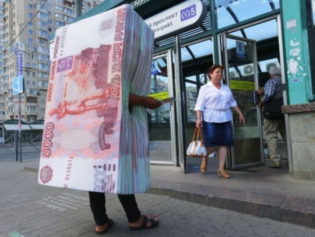 Rubeľ klesol voči doláru i euru, neudržal sa v želanom pásme
