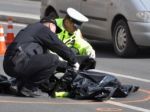 Policajt v Hnúšti zrazil a usmrtil muža ležiaceho na ceste