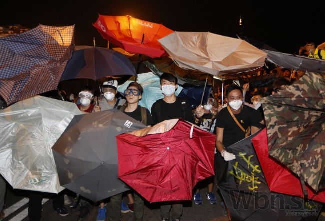 Demonštranti sú ovplyvňovaní zvonka, tvrdí premiér Hongkongu