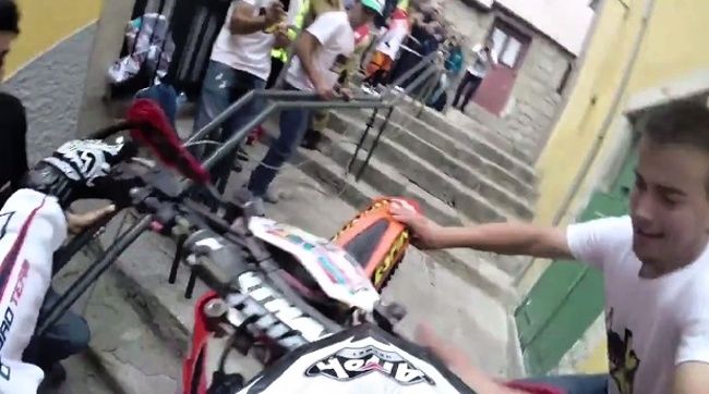 Video: Adrenalínová jazda na motorke