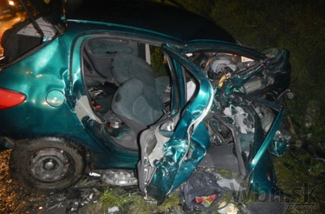 Tragická zrážka dvoch áut, o život prišla mladá dievčina