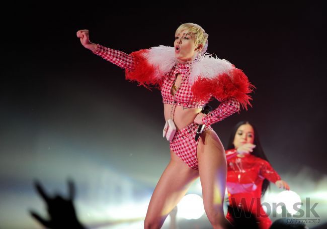 Fanúšik prezlečený za upratovača sa dostal k Miley Cyrus
