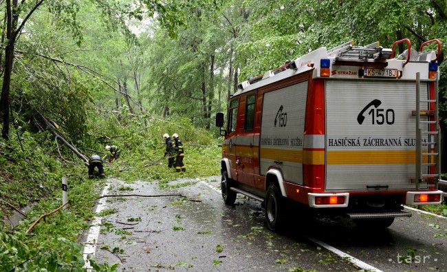 Popadané stromy a stĺpy, Slovenskom sa preháňal prudký vietor