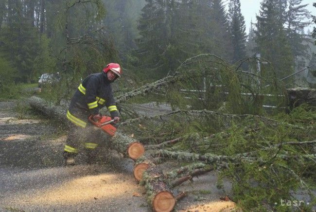 Silný vietor strhával Čechách strechy a lámal stromy