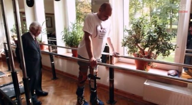 Video: Ochrnutý muž dokáže po transplantácii znova chodiť