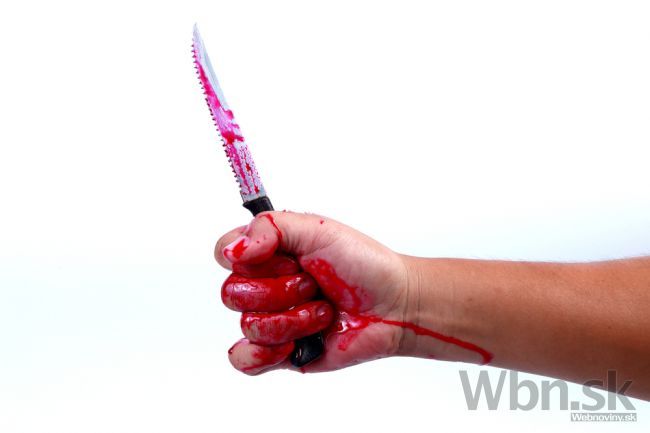 Krvavá dráma v osade, mladík s mačetou zaťal mužovi do hlavy