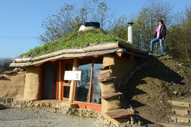 Už aj na Slovensku je Hobití dom z prírodného a odpadového materiálu