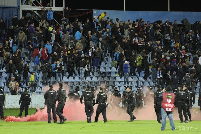 Slovan za výtržnosti na štadióne čelí trom obvineniam