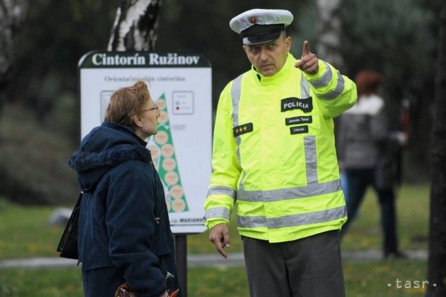 Polícia na sviatky posilní kontrolu na cestách a v okolí cintorínov