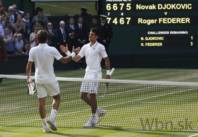 Djokovič sa obzerá za rameno, Federer ho tam neprekvapil