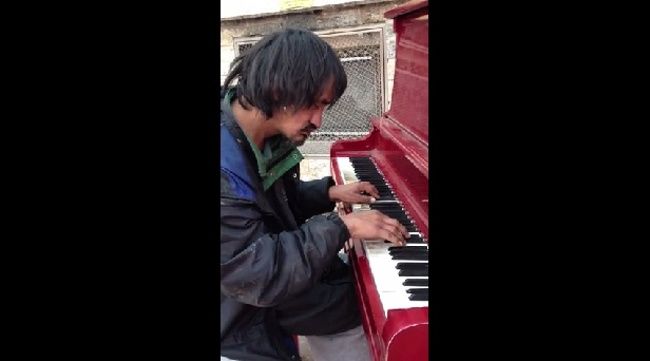 Video: Bezdomovec zahrá na klavíri