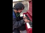 Video: Bezdomovec zahrá na klavíri