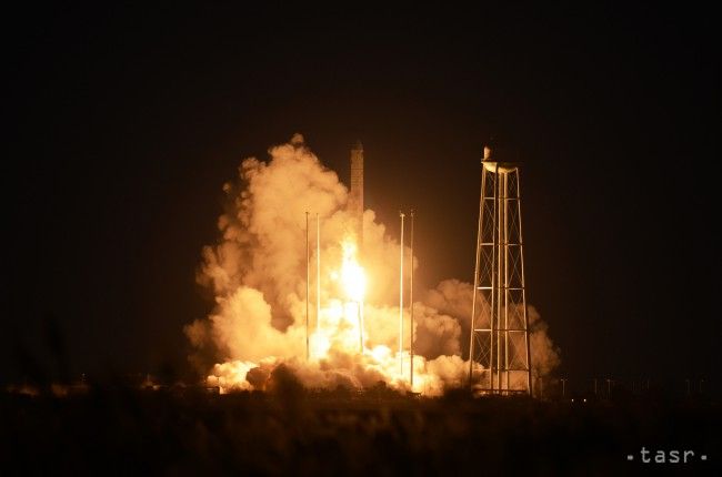 Video: Američanom vybuchla raketa Antares na štartovacej plošine