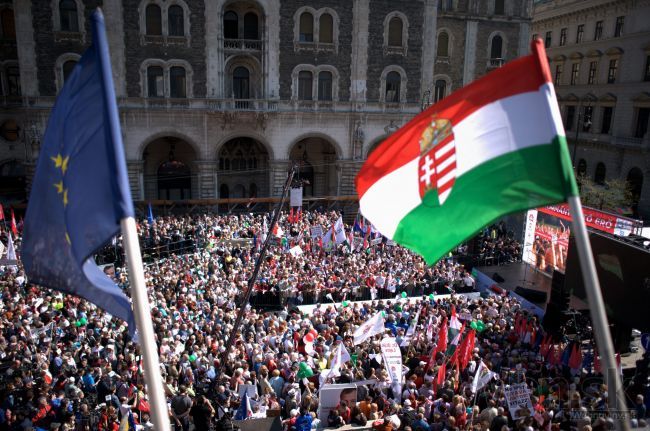 V Maďarsku protestovalo stotisíc ľudí proti dani z internetu