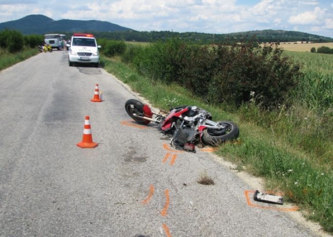 Motorkára stálo predbiehanie život, čelne sa zrazil s autom