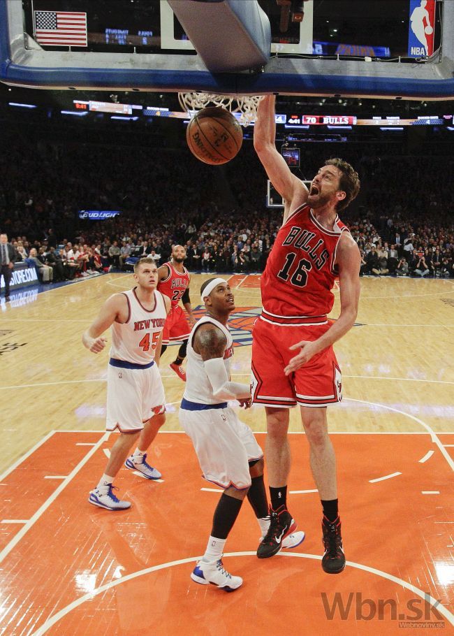 Video: Gasol debutoval v Chicagu 21 bodmi, Lakers s debaklom