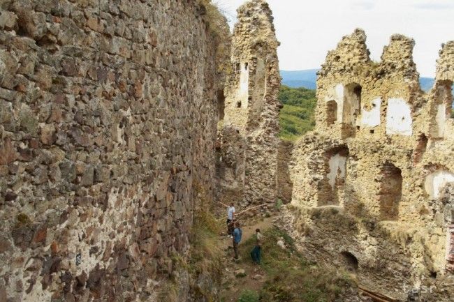 Na hradnej zrúcanine Šášov pribudnú prístrešky pre turistov
