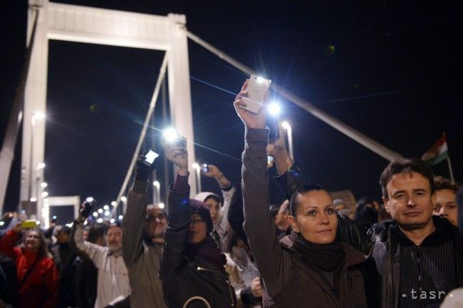 Orbán po protestoch ustupuje: Daň z internetu takto nemožno zaviesť