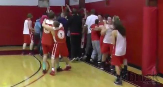 Video: Študent so zlomeninou šokoval celú basketbalovú halu