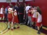Video: Študent so zlomeninou šokoval celú basketbalovú halu