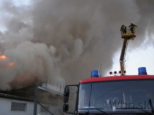 V Novákoch zasahujú hasiči, horí v chemických závodoch